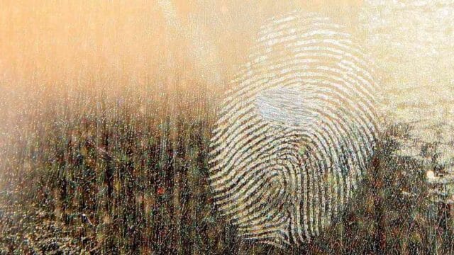 Sichtbarer Fingerabdruck auf einer Fensterscheibe als Symbol für Spurensicherung und professionelle Ermittlungsstandards im Brandfall von Crans-Montana.