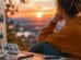 Eine Jugendliche sitz in der Abendsonne und denkt über ihr Leben nach